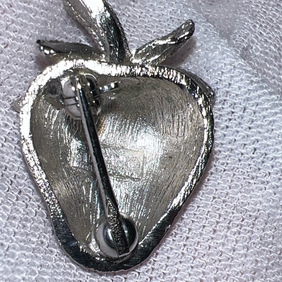 Vintage Miniature 1" Trifari Brushed Silver Plated Strawberry Pin Brooch - Picture 11 of 16